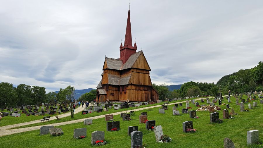 Stabkirche von Ringebu aus dem 13. Jahrhundert in Norwegen
