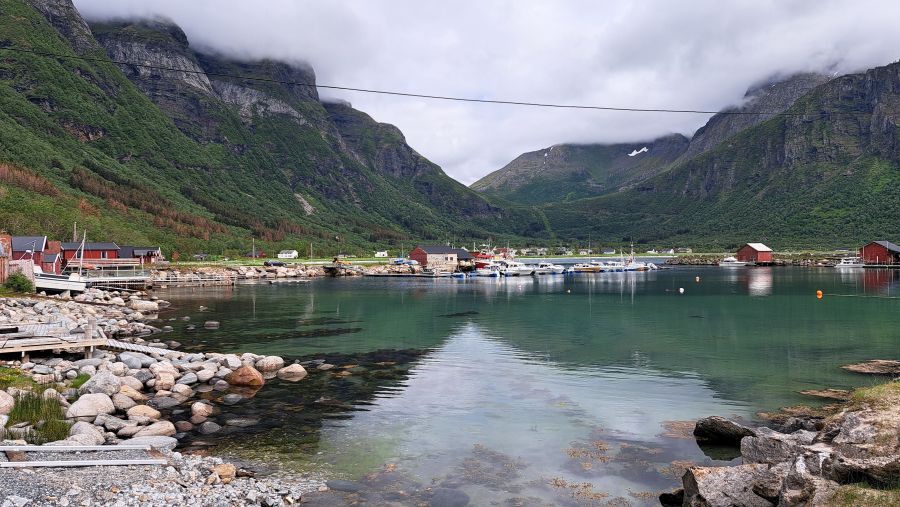 Kleiner Hafen von Storvik an der Helgelandsküste
