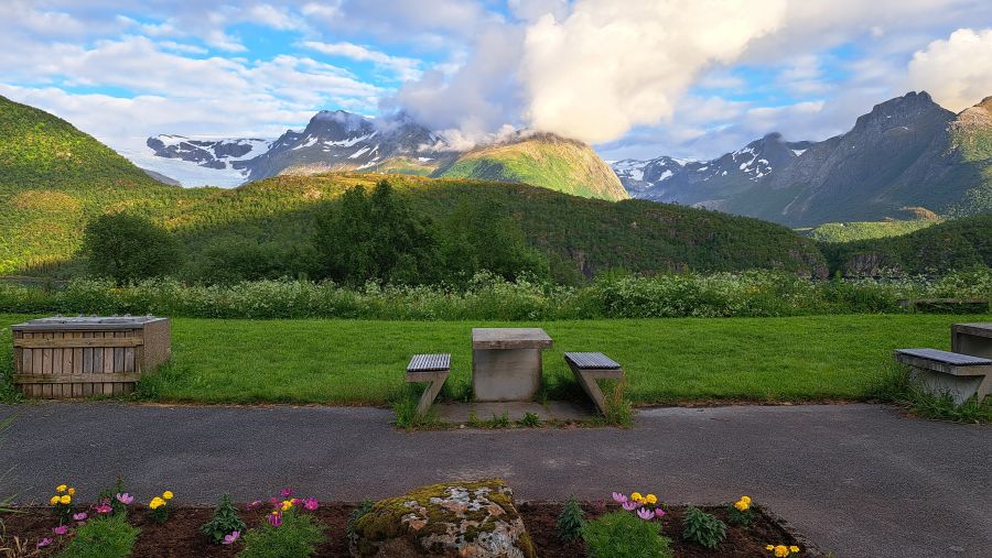Blick auf den Svartisen vom Parkplatz Holland Turist Kontor am Holandsfjord