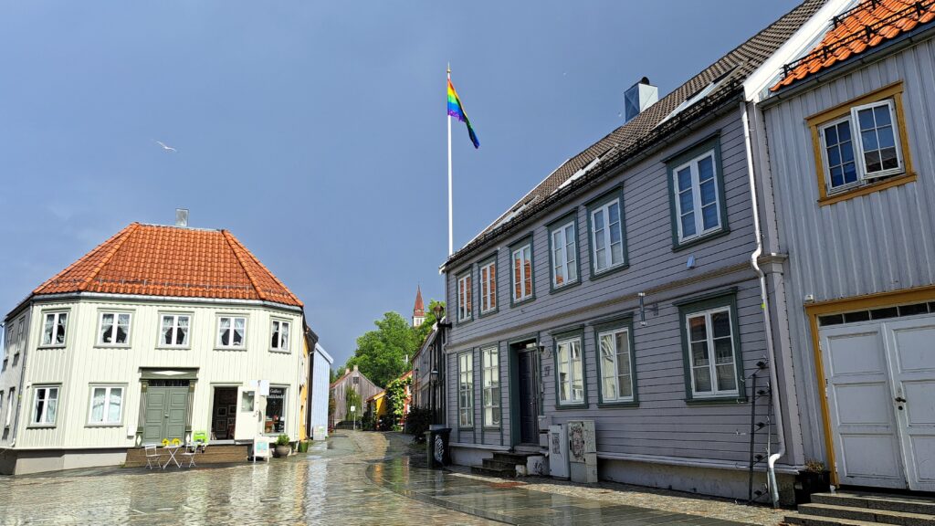 Bunte Holzhäuser im historischen Stadtviertel Bakklandet in Trondheim