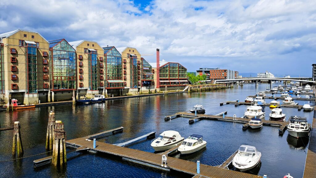 Moderne Speicherhäuser an der Nidelva im Hafen Trondheim