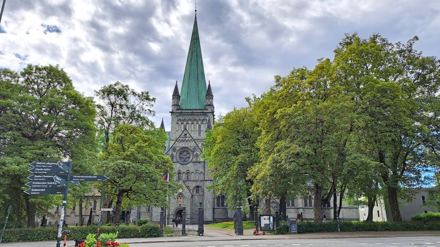 Westfassade des Nidarosdoms in Trondheim mit zahlreichen Skulpturen