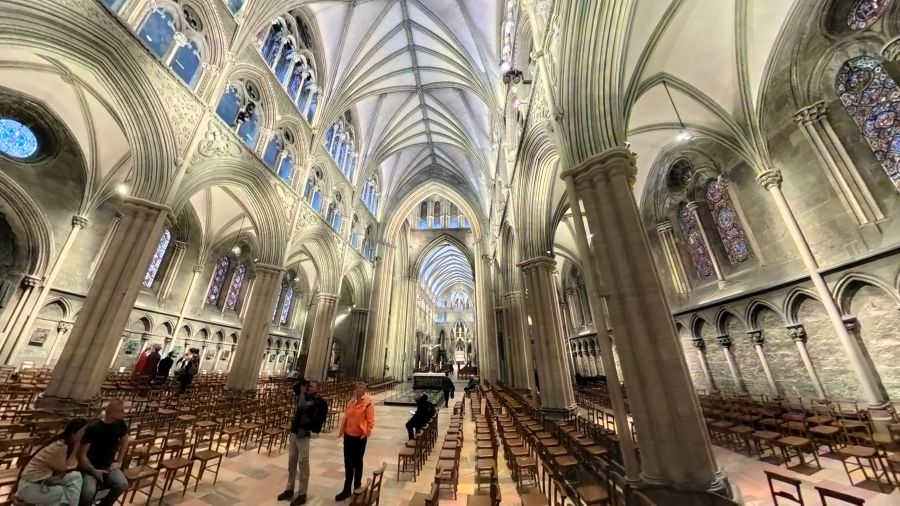 Kirchenschiff des Nidarosdoms in Trondheim mit hohen gotischen Gewölben