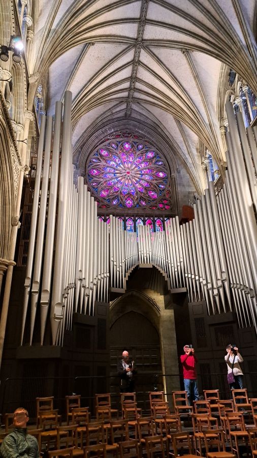 Große Steinmeyer-Orgel und Rosettenfenster im Nidarosdom in Trondheim
