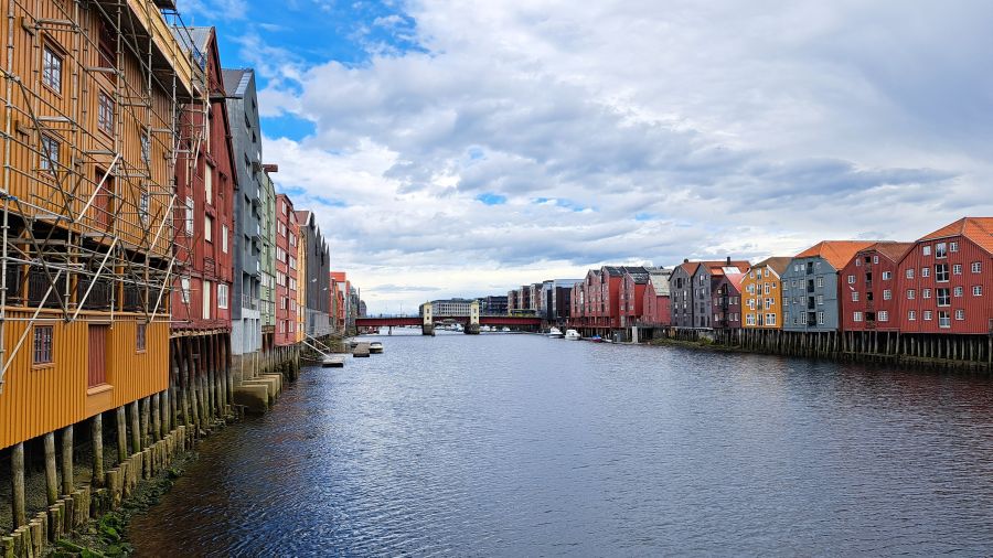 Bunte historische Speicherhäuser an der Nidelva in Trondheim
