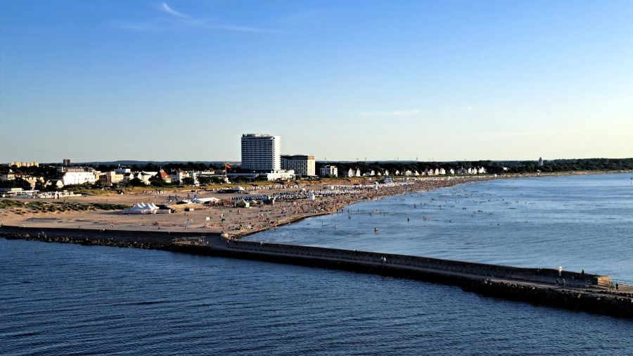 Hafeneinfahrt in Warnemünde mit Blick auf den Strand