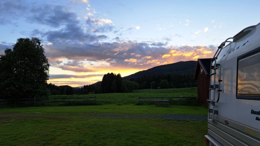 Abendsonne hinter einem Berg bei Saga Camping in Trøndelag
