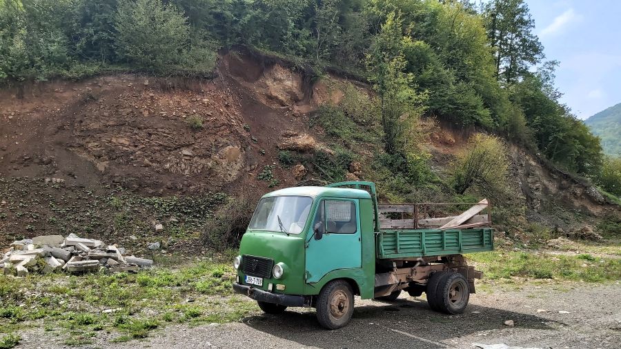 Alter TAM-Kleinlaster am Straßenrand in Bosnien und Herzegowina