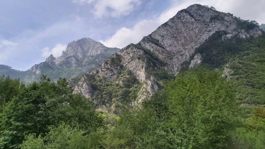 Bewaldete Berglandschaft auf dem Weg nach Nevesinje