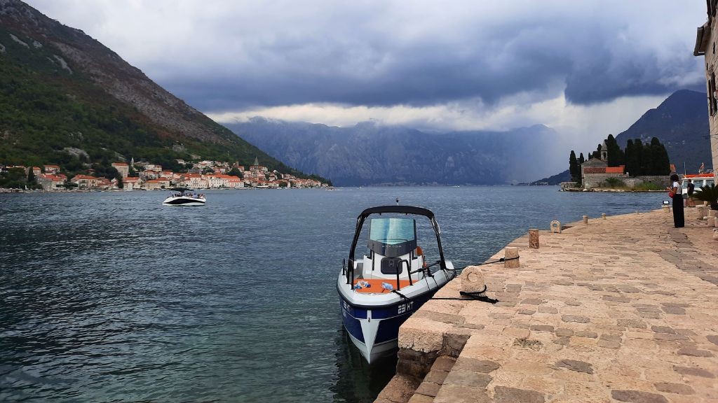 Ausflugsboote vor Perast unter Gewitterwolken