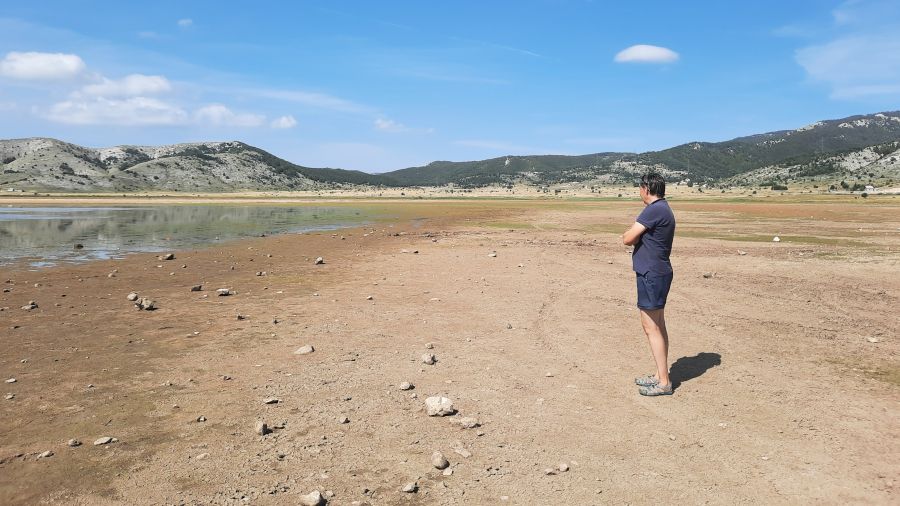Trockengefallenes Seebecken des Blidinje-Sees mit Person am ehemaligen Ufer