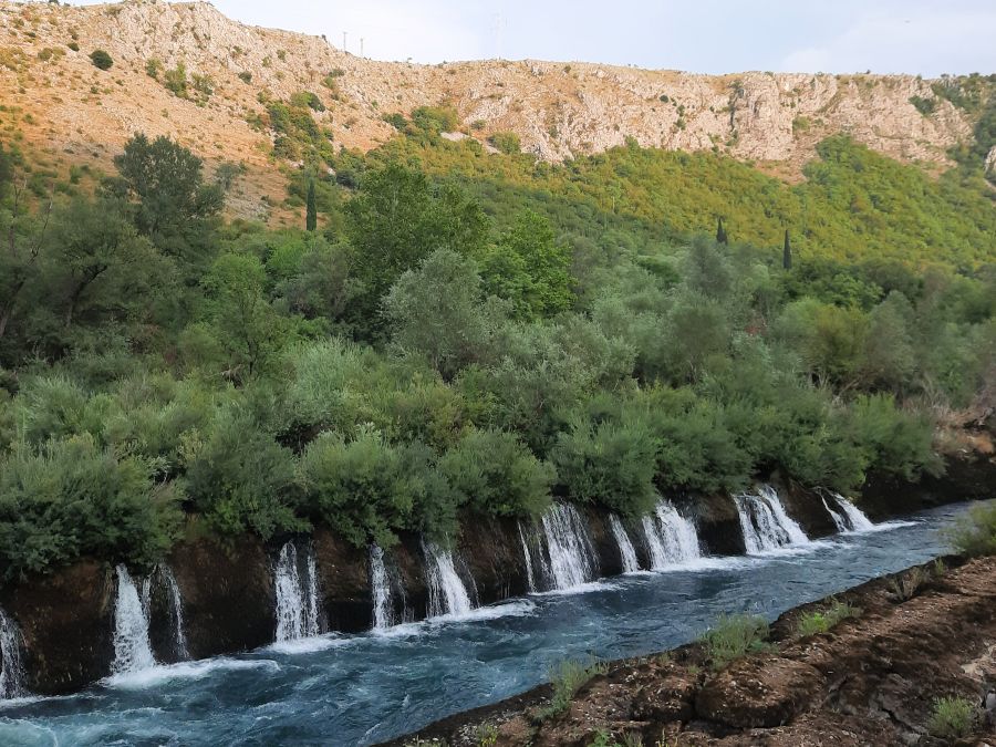 Kleine Wasserfälle der Buna an den Buna-Kanälen