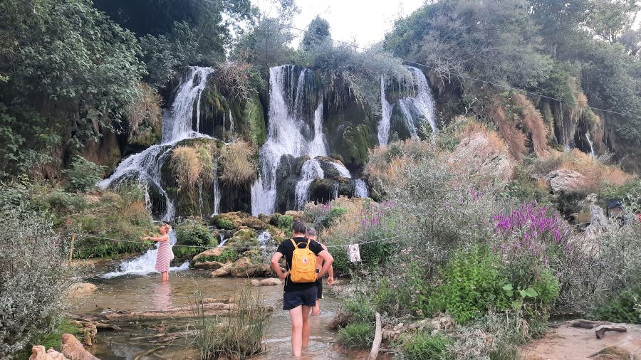 Wasserläufe der Kravica-Wasserfälle auf der breiten Kalksinterbarriere