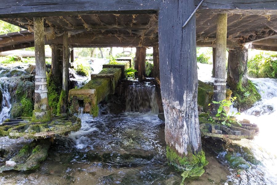 Wasserlauf unter einer historischen Mühle von Mlinčići