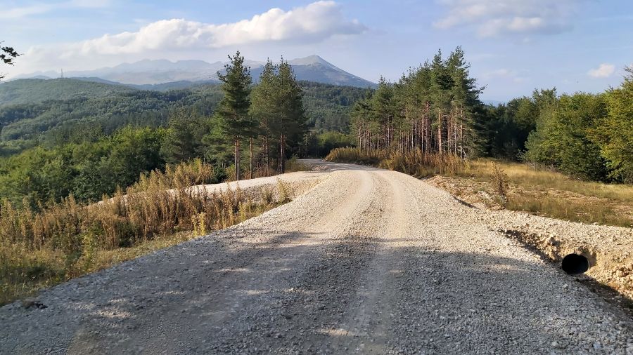 Schotterstraße mit Blick auf das Velež-Massiv