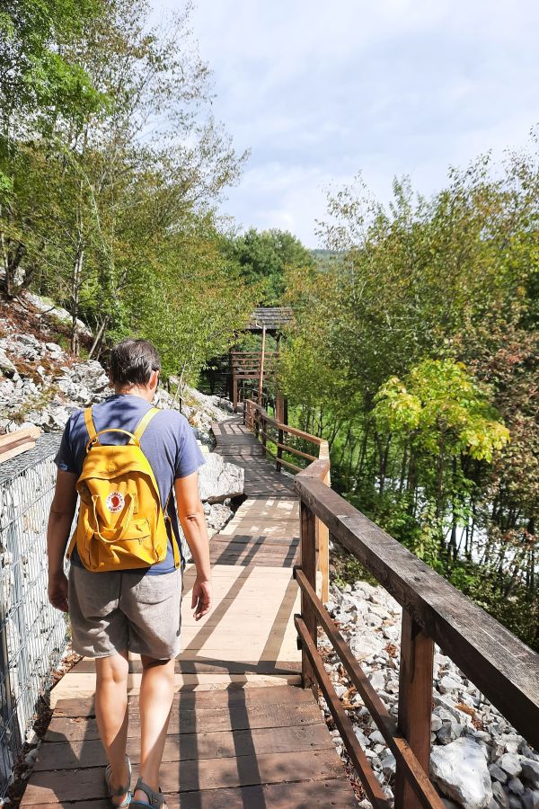 Holzsteg auf dem Weg zum Štrbački buk im Nationalpark Una