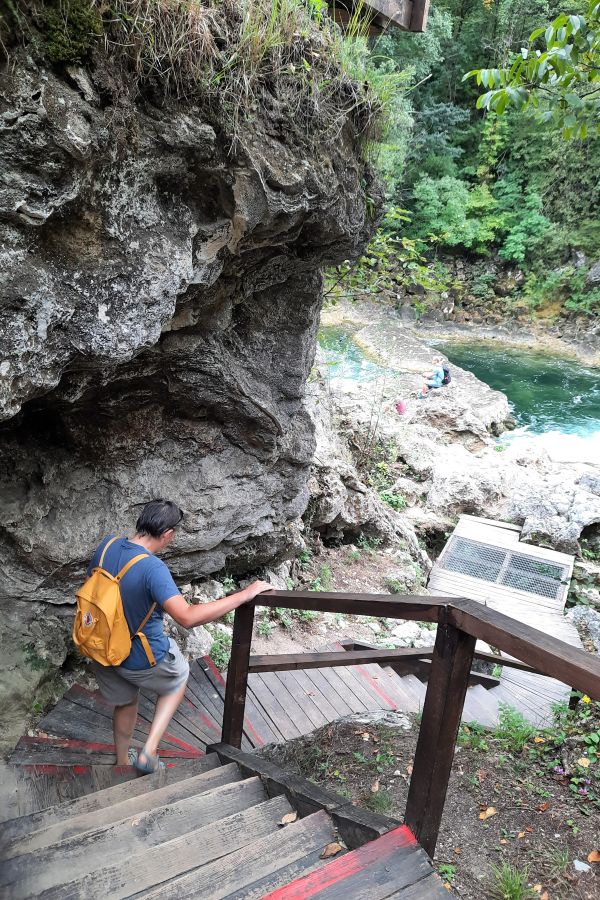 Treppenweg entlang der türkisgrünen Una am Štrbački buk