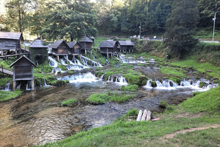 Historische Wassermühlen von Mlinčići zwischen den Wasserläufen der Pliva