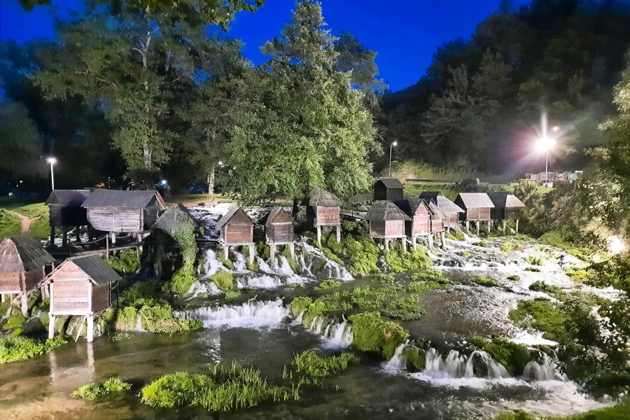 Beleuchtete Holzmühlen und Kaskaden von Mlinčići am Abend