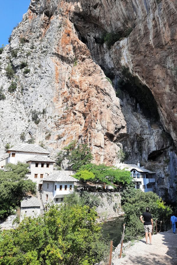 Derwischkloster Blagaj unterhalb der steilen Felswand