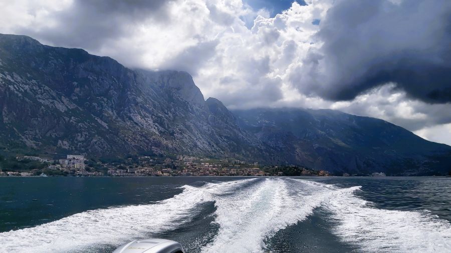 Blick auf die Bucht von Kotor vom Ausflugsboot