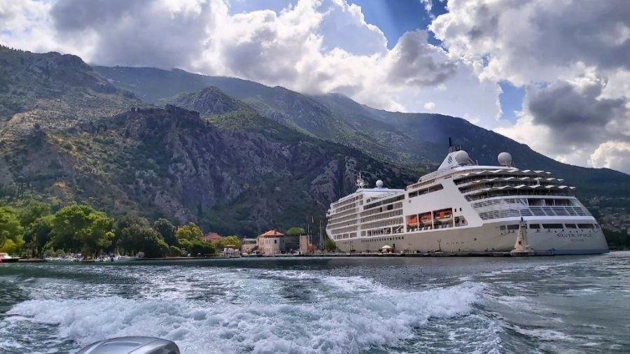 Kreuzfahrtschiff in der Bucht von Kotor, Blick vom Ausflugsboot