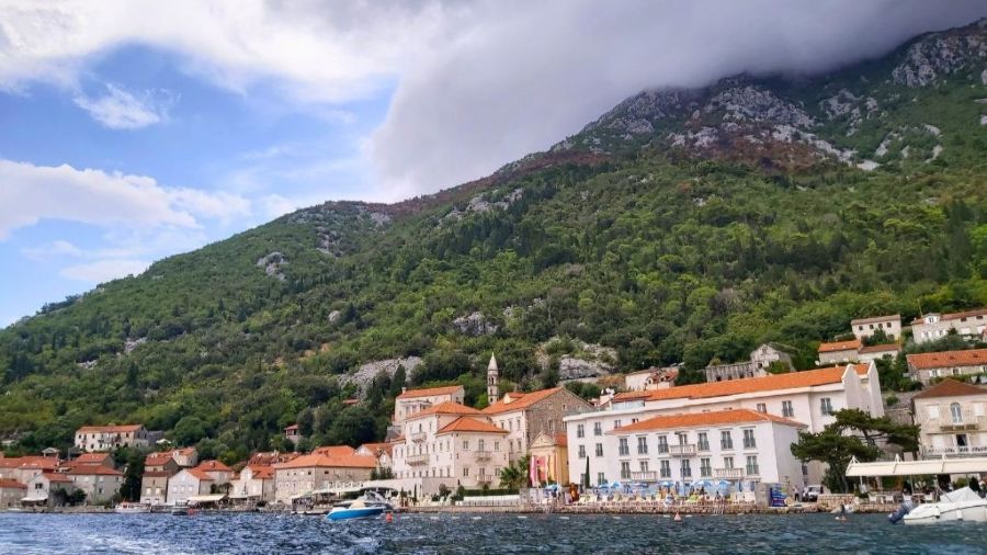 Blick auf die Barockstadt Perast in der Bucht von Kotor