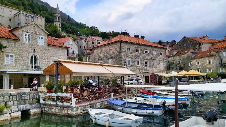 Hafenpromenade von Perast mit Restaurant und Booten