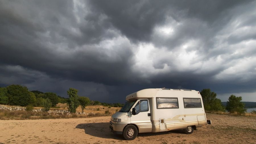 Wohnmobil unter aufziehenden Gewitterwolken am Buško jezero