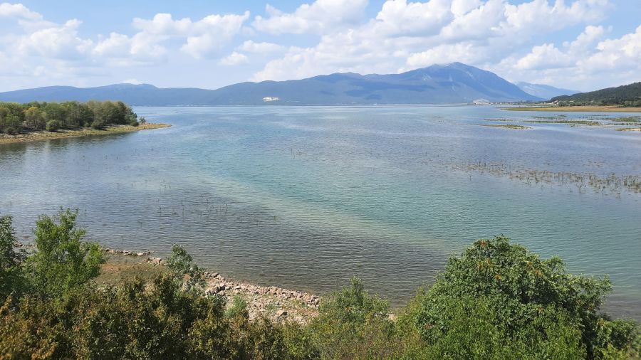Blick über den Buško jezero und die umliegenden Berge