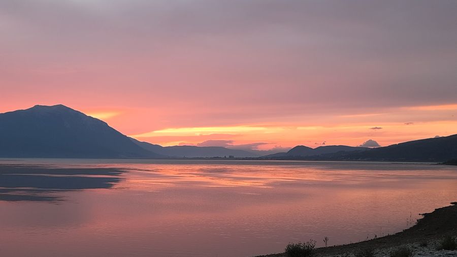 Orangefarbener Sonnenuntergang über dem ruhigen Buško jezero