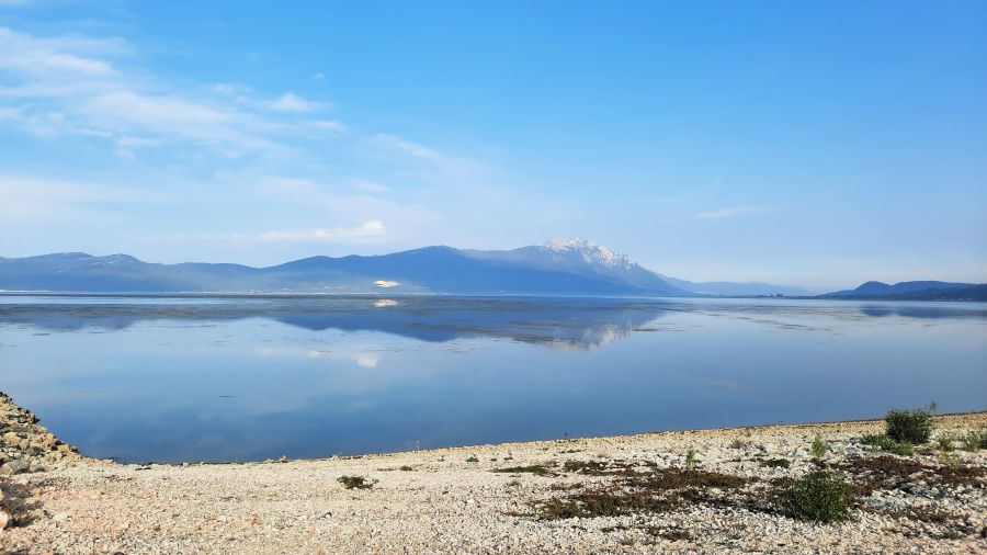 Ruhige Wasseroberfläche des Buško jezero am Morgen
