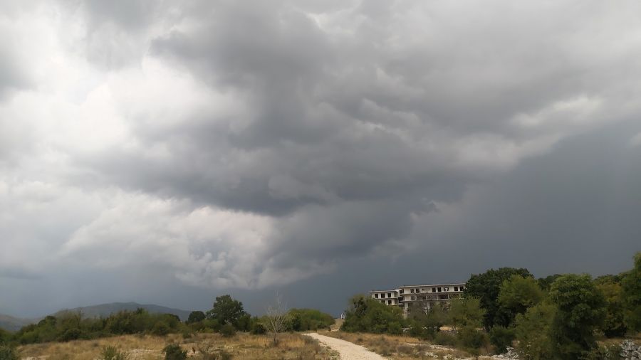 Dunkle Gewitterwolken über dem Ufer des Buško jezero