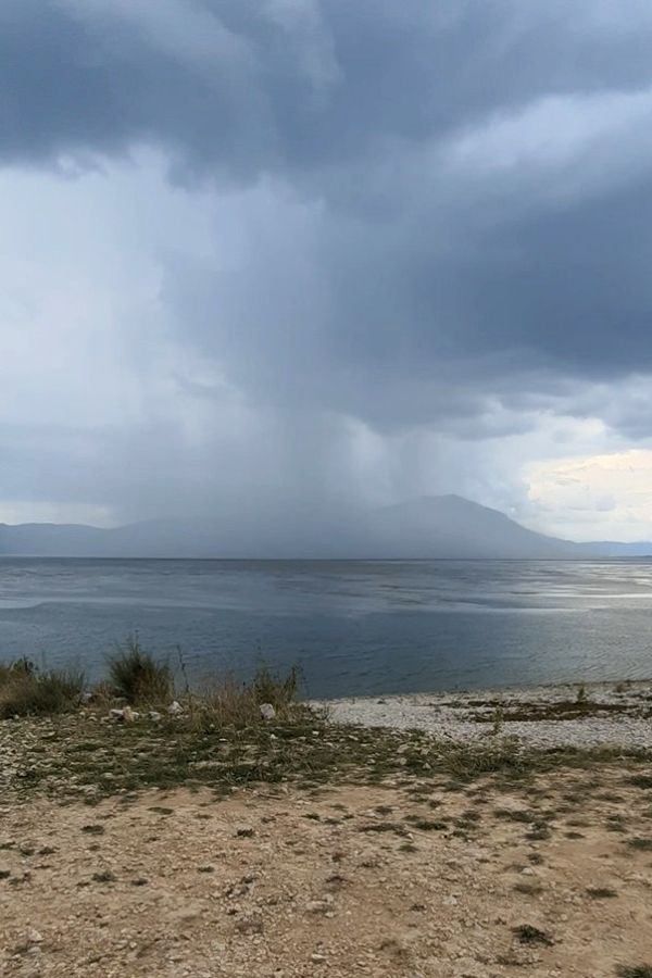 Regenfront über den Bergen am gegenüberliegenden Ufer des Buško jezero