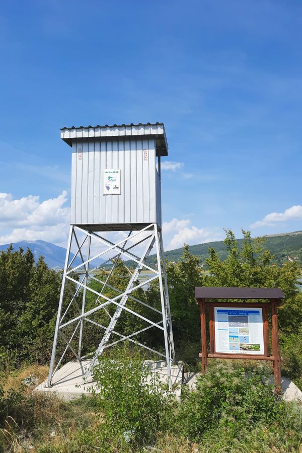 Kleiner Aussichtsturm zur Vogelbeobachtung am Buško jezero