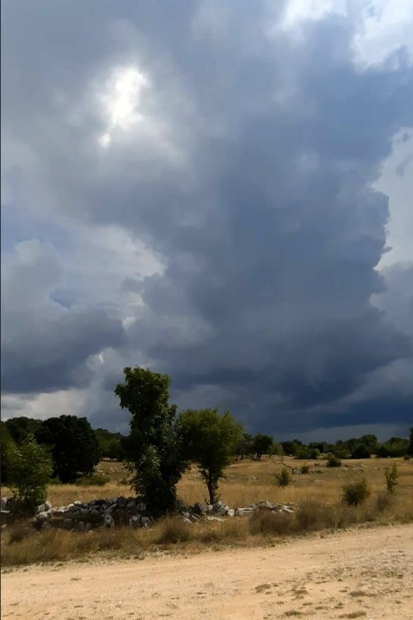 Regenfront über den Bergen am Strand des Buško jezero