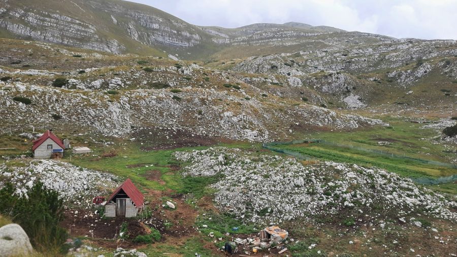 Berghütten in der Hochfläche des Durmitor-Nationalparks