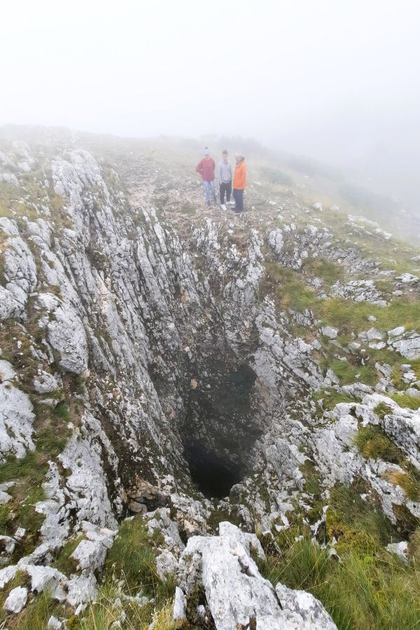 Schachthöhle Vilina Jama zwischen hellen Kalkfelsen im Durmitor-Nationalpark