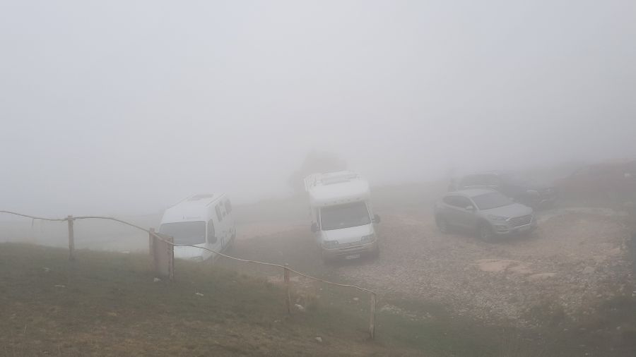 Wohnmobile im dichten Nebel auf dem Durmitor-Ring