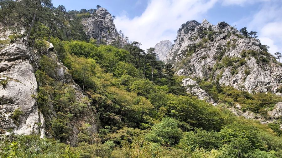 Felsige Gipfel des Velež-Massivs bei Nevesinje