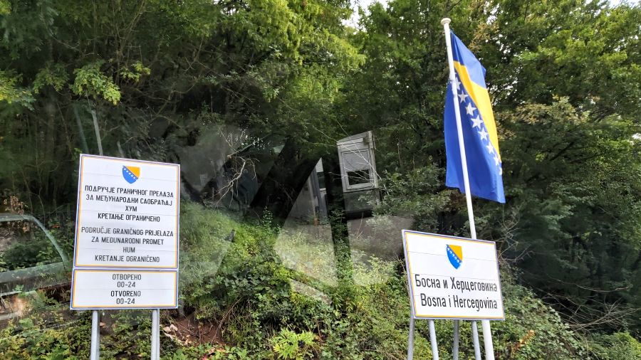 Grenzschilder von Bosnien und Herzegowina bei Šćepan Polje