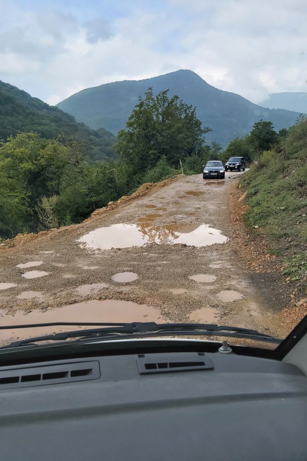 Schlaglöcher auf der Straße hinter dem Grenzübergang Šćepan Polje