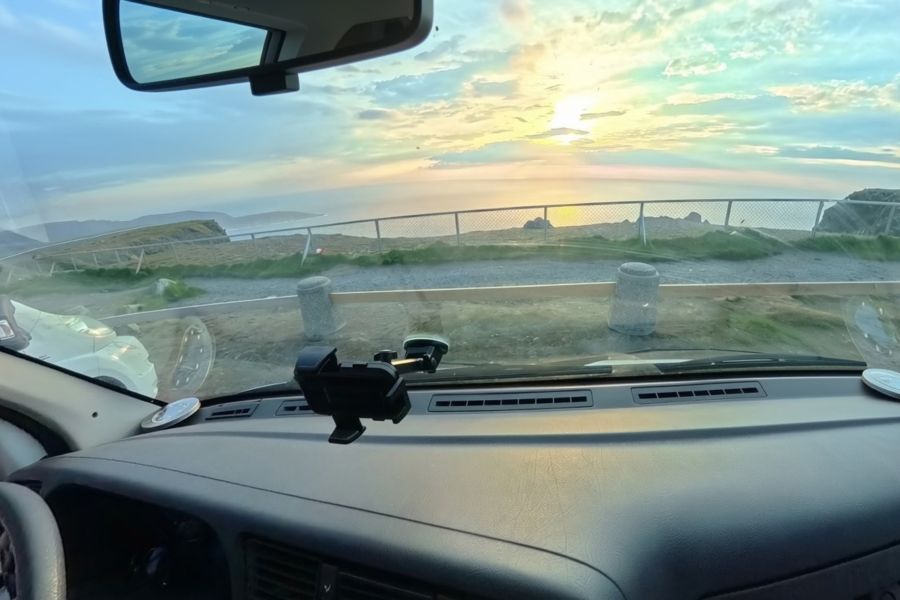 handyhalterung-wohnmobil-nordkapp-900x600 Smartphone-Halterung am Armaturenbrett des Wohnmobils mit Blick auf die Mitternachtssonne am Nordkap