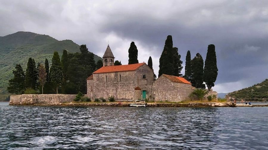Klosterinsel Sveti Đorđe vor Perast in der Bucht von Kotor