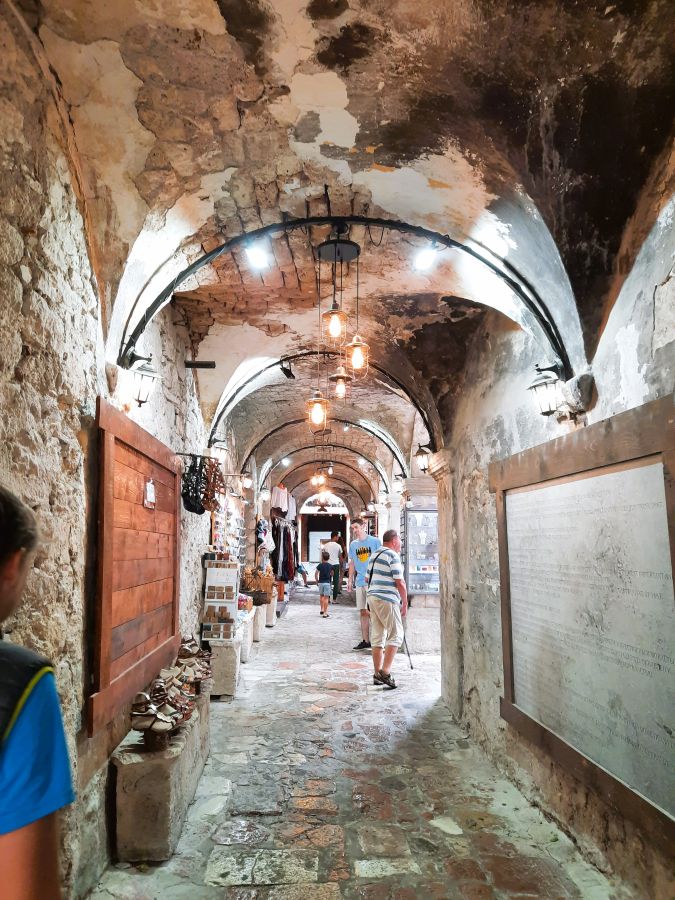 Überdachte Gasse mit Souvenirständen in der Altstadt von Kotor