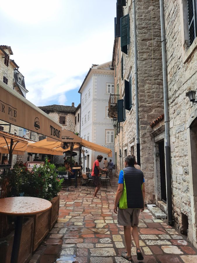 Platz mit Straßencafé in der Altstadt von Kotor