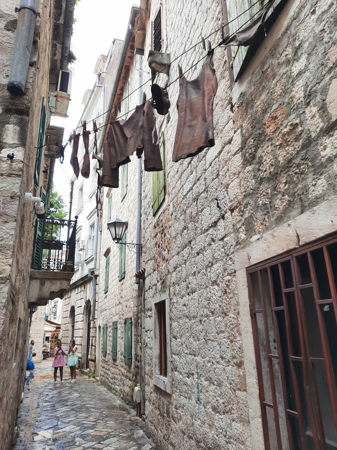 Enge Gasse mit Wäscheleine in der Altstadt von Kotor