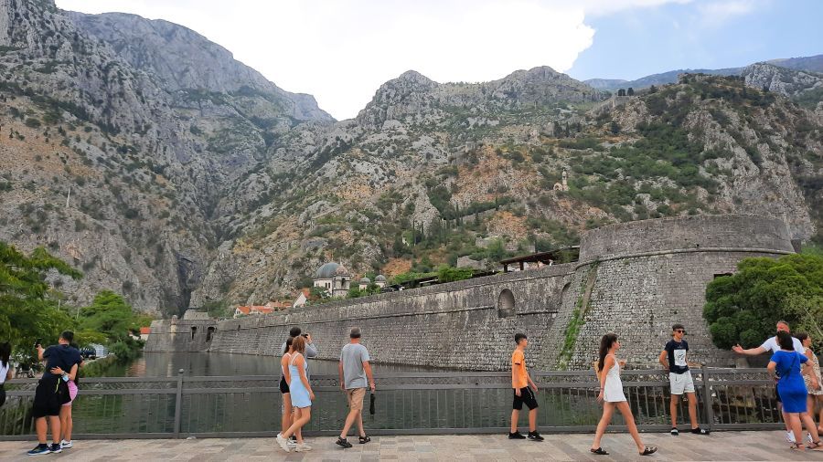 Alte Stadtmauer von Kotor mit Blick auf das Lovćen-Gebirge