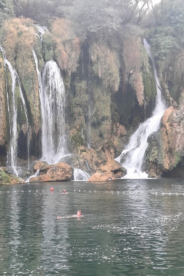 Einzelne Kaskaden der Kravica-Wasserfälle über bewachsenen Kalkfelsen