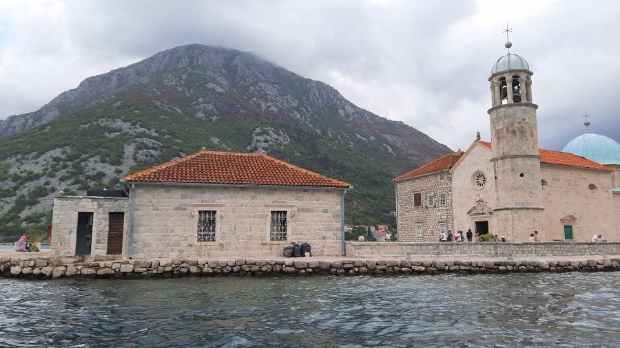 Künstliche Insel Gospa od Škrpjela in der Bucht von Kotor